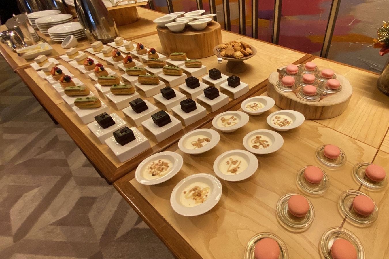 会場に並んだデザートとお茶菓子